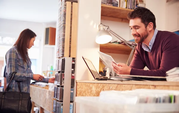 Homme travaillant dans un magasin de disques — Photo