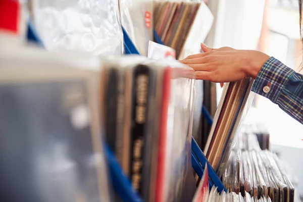 Mãos a procurar registos numa loja de discos — Fotografia de Stock