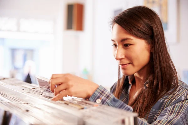 Mujer buscando discos en una tienda de discos — Foto de Stock