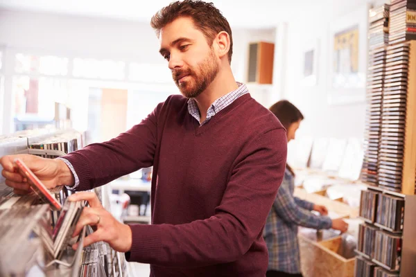 Homme sélectionnant les disques au magasin de disques — Photo