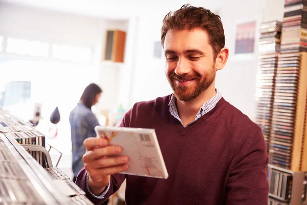 Hombre mirando un CD en una tienda de discos —  Fotos de Stock