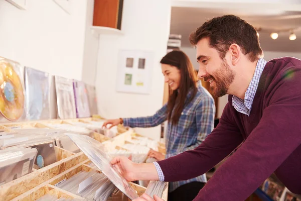 Personer som bläddrar poster på en skivaffär — Stockfoto