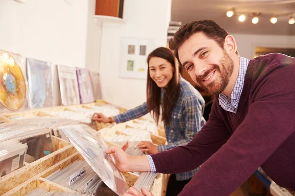 Les gens qui consultent les disques dans un magasin de disques — Photo