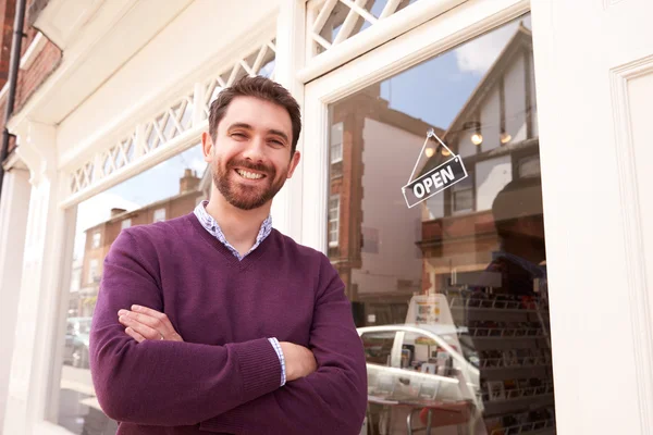 De eigenaar van de winkel staat naast zijn winkel — Stockfoto