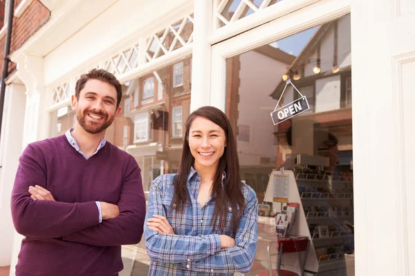 Couple debout devant un magasin — Photo