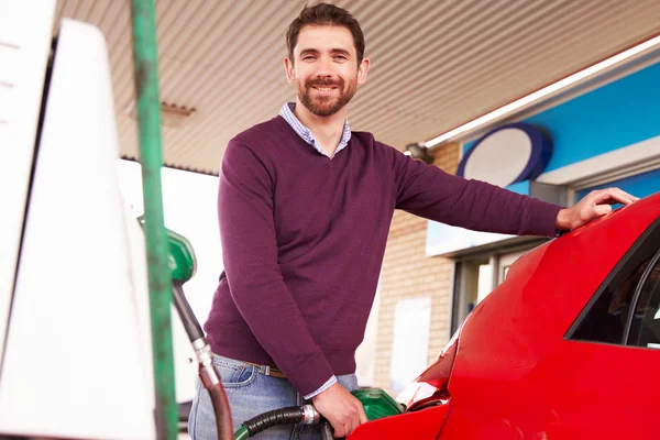 Mann betankt Auto an Tankstelle — Stockfoto