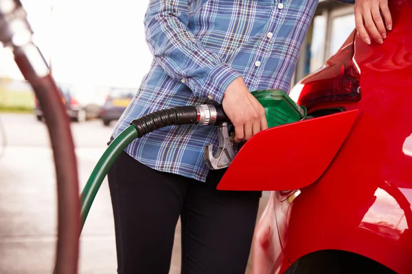 Auto an Tankstelle betankt — Stockfoto