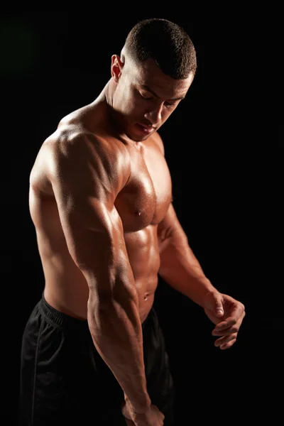 Male bodybuilder flexing muscles — Stock Photo, Image