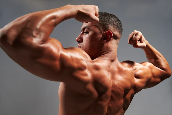 Mannelijke bodybuilder buigen zijn biceps — Stockfoto