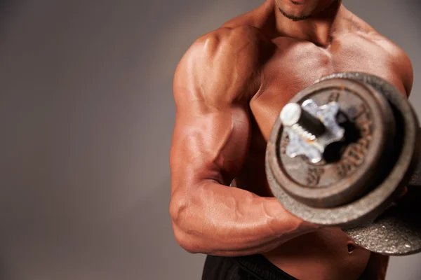 Bodybuilder working out with a heavy dumbbell — Stock Photo, Image