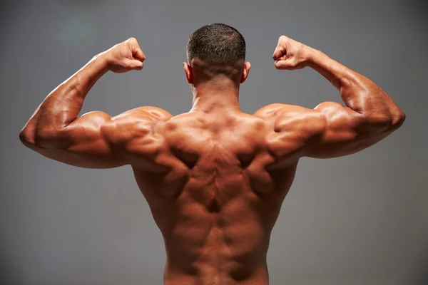 Hajlító a bicepsz testépítő férfi — Stock Fotó