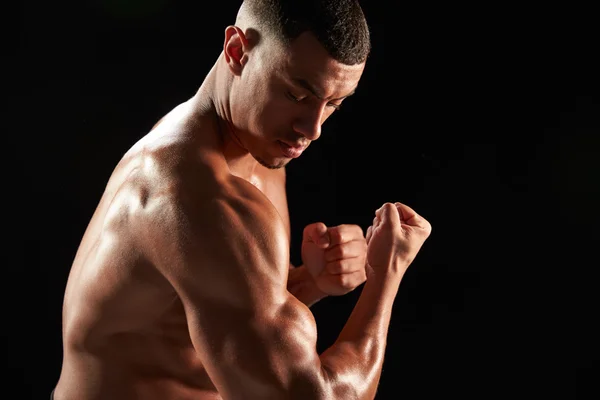 展示肌肉的男性健美 — 图库照片