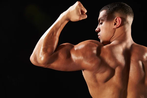 Male bodybuilder flexing bicep — Stock Photo, Image