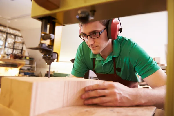 Schuhmacher, der Holz schneidet und formt — Stockfoto