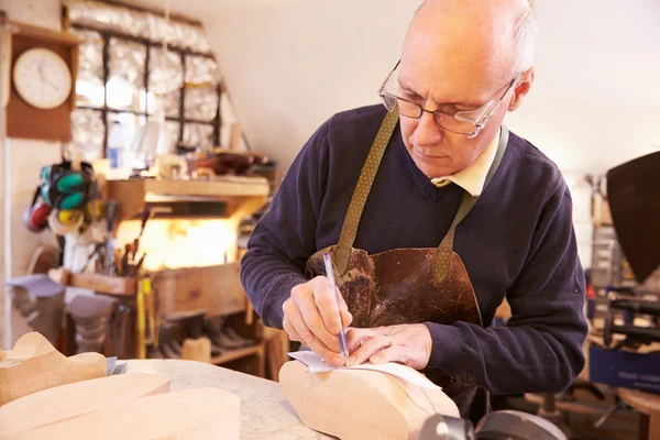 Senior shoemaker working in a workshop — Stock Photo, Image