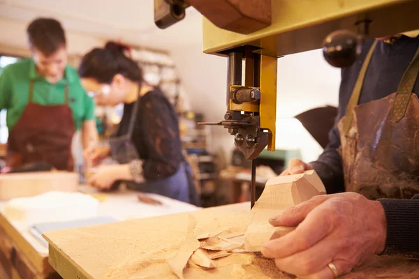 Zapatero que forma el zapato dura en un taller — Foto de Stock