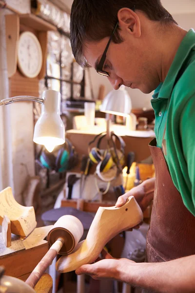 Chaussure de ponçage Shoemaker dure dans un atelier — Photo