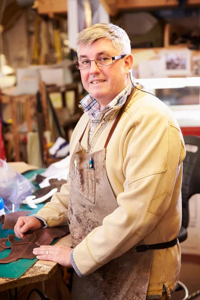 Shoemaker cutting and gluing leather — Stock Photo, Image