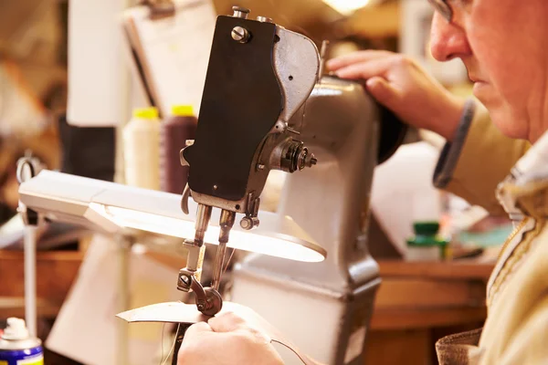 Shoemaker šití kůže — Stock fotografie