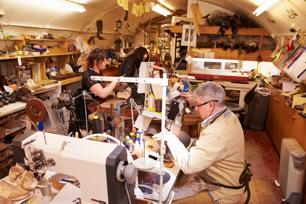 Обувщики, работающие в мастерской — стоковое фото
