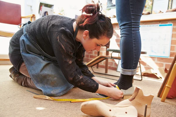 Shoemaker measuring customer's feet — Stock Photo, Image