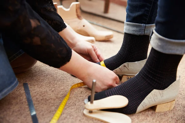 Взуття, що вимірює ноги клієнта — стокове фото