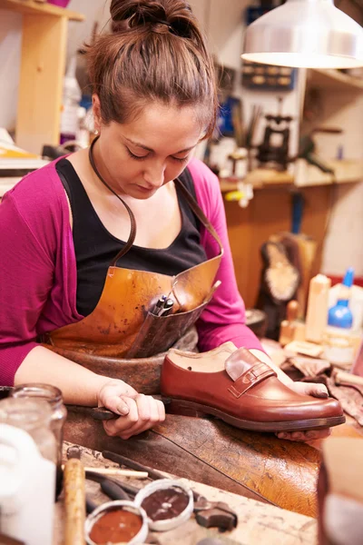Γυναίκα λήψης παπούτσια σε ένα εργαστήριο — Φωτογραφία Αρχείου