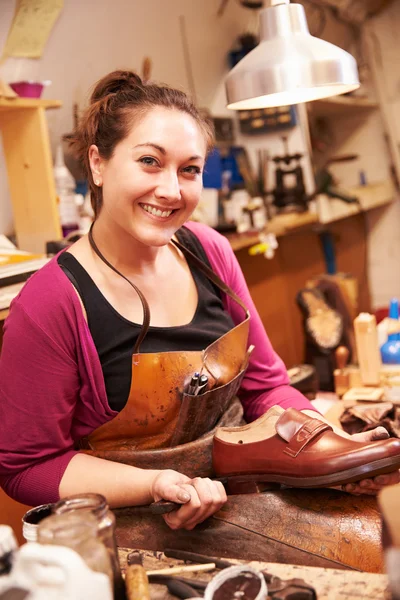 Femme faisant des chaussures dans un atelier — Photo