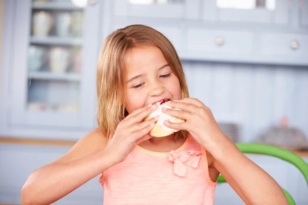 Menina comendo Sugary gelado Bun — Fotografia de Stock