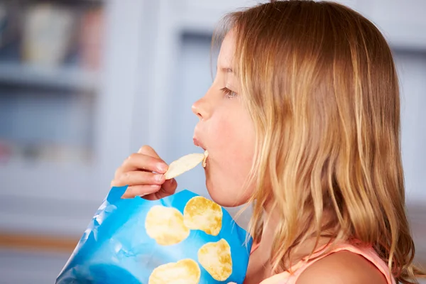 Dziewczynka jedzenie chipsów ziemniaczanych — Zdjęcie stockowe