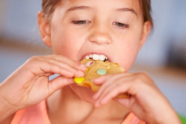 Ragazza seduta mangiare cookie — Foto Stock