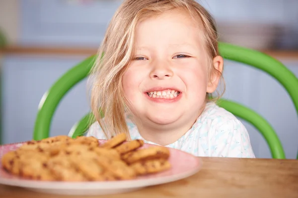 Ragazza con piatto di biscotti — Foto Stock