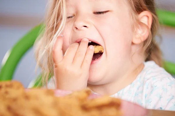 Dívku jíst čokoláda čip Cookie — Stock fotografie