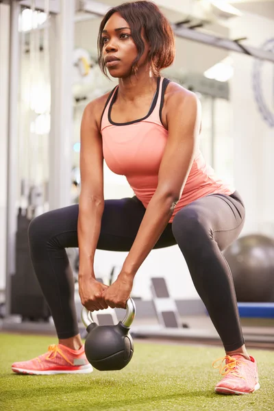 Spor salonunda egzersiz yapan bir kadın — Stok fotoğraf