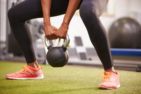 Mulher exercitando com um peso kettlebell — Fotografia de Stock