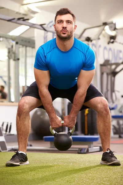 Uomo che si allena in palestra — Foto Stock