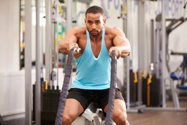 El hombre se prepara para hacer ejercicio en un gimnasio —  Fotos de Stock