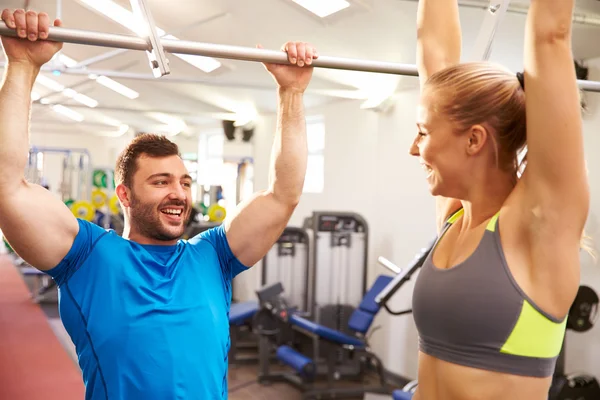 Man och kvinna på ett gym — Stockfoto