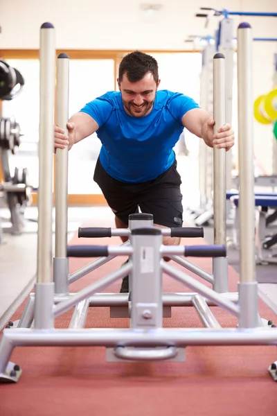 Jonge man uit te werken in een sportschool — Stockfoto