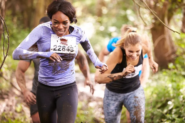 Deux femmes profitant d'une course dans une forêt — Photo