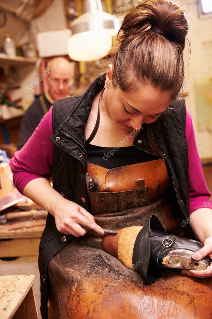 Сапожный промысел. Обувщик. Сапожник работает. Чинит обувь. Сапожник профессия.