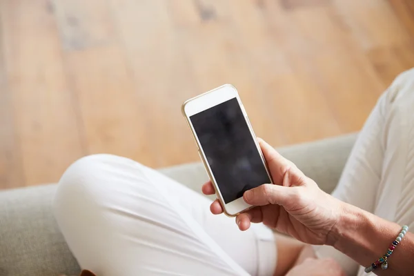 Frau nutzt Smartphone zu Hause — Stockfoto