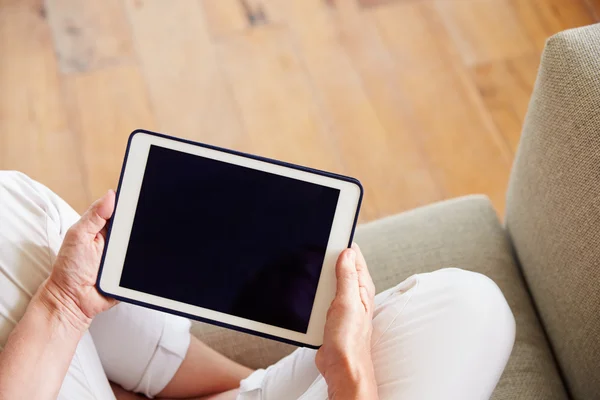 Femme utilisant une tablette numérique — Photo