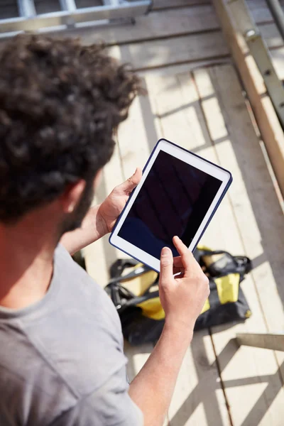 Arbetare som använder digital tablet — Stockfoto