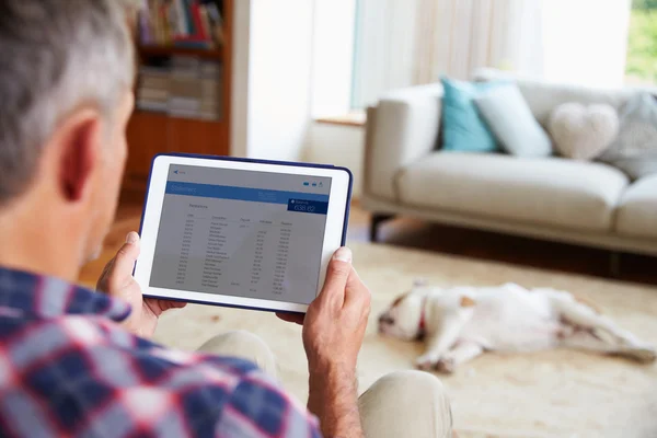 Aplicación bancaria en la tableta digital — Foto de Stock