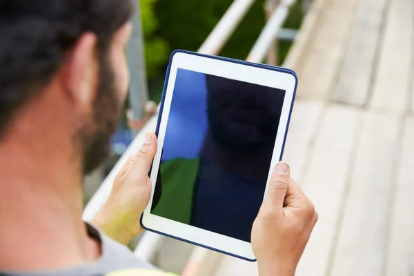Pekerja menggunakan tablet digital — Stok Foto