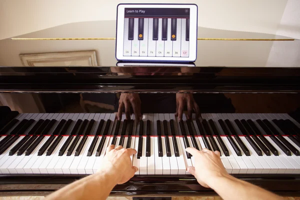 Homme apprenant à jouer du piano — Photo