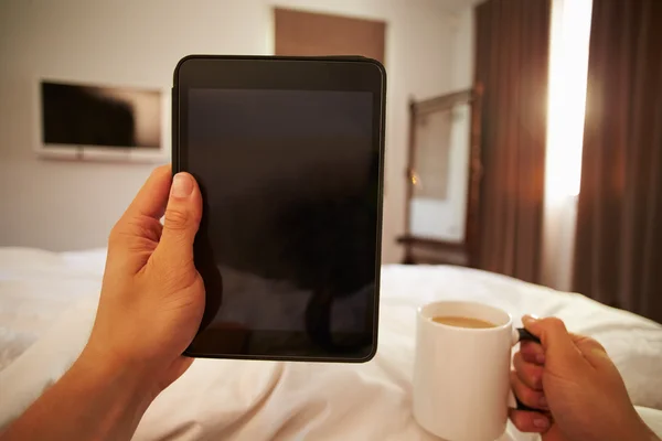 Hombre en la cama mirando la tableta digital — Foto de Stock