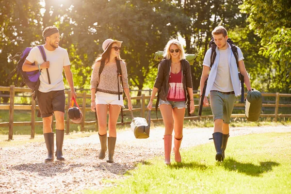 Människor kommer Camping på musikfestival — Stockfoto