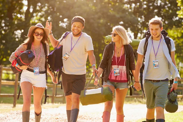 Les gens vont camper au festival de musique — Photo